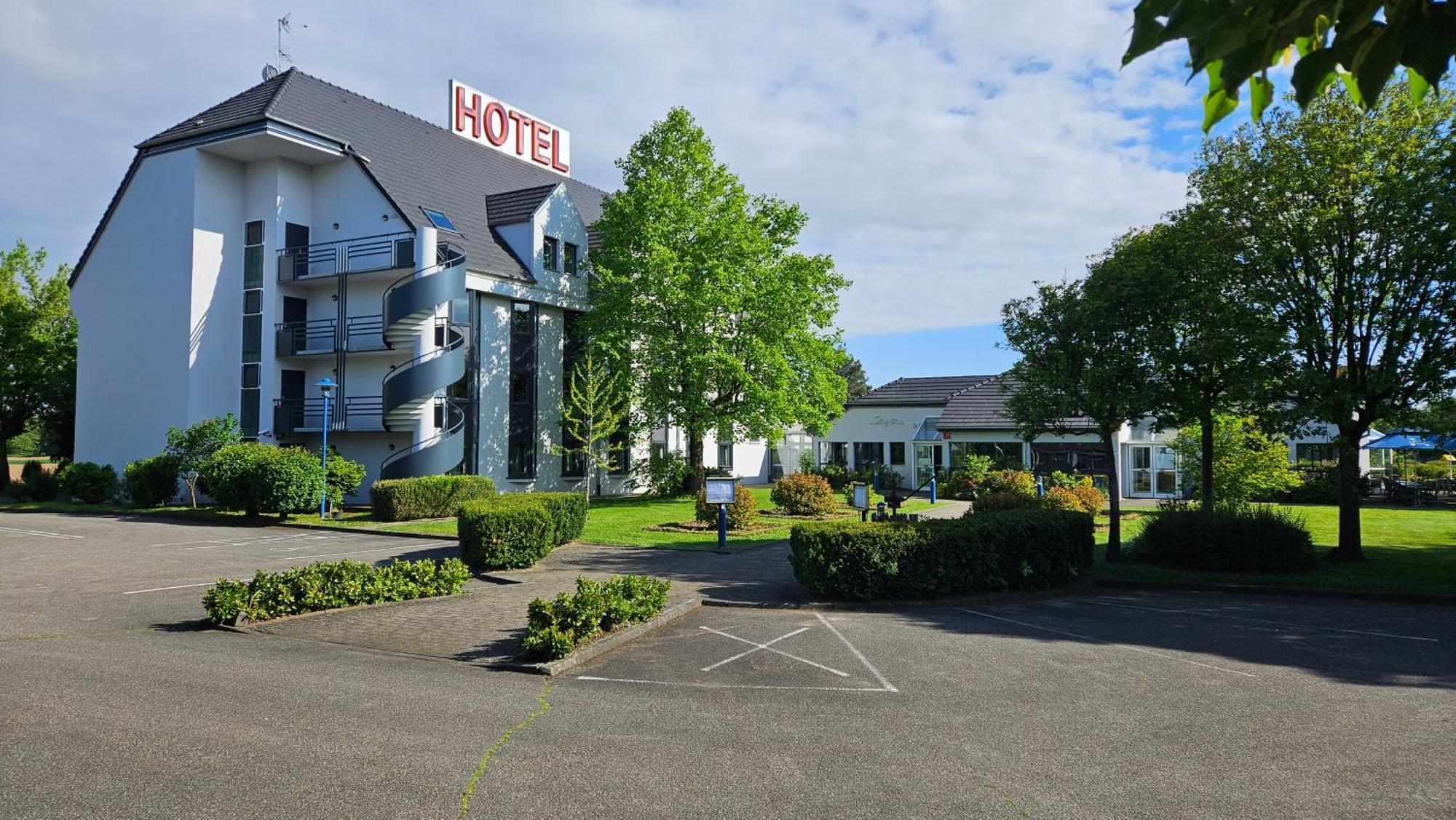 Hotel Restaurant La Tour Romaine - Haguenau - Strasbourg Nord Schweighouse-sur-Moder Exterior photo